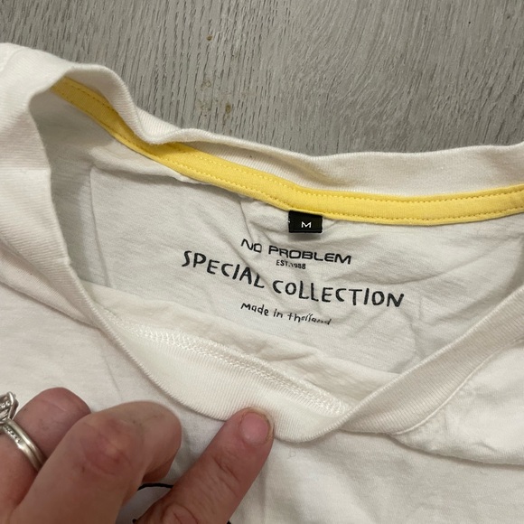 No problem brand cropped Tshirt with peanuts characters. - Picture 2 of 3